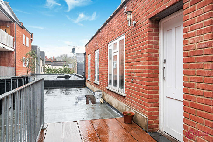 3 Bedroom Maisonette For Sale In Coleridge Road, N8