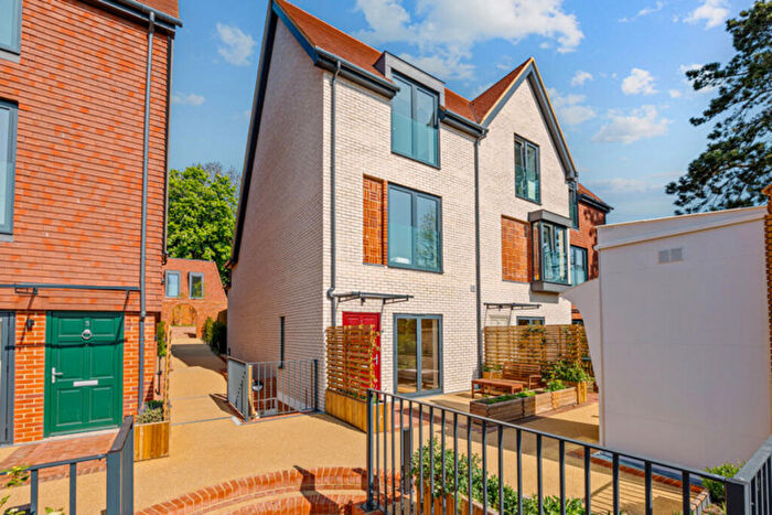 4 Bedroom Town House For Sale In The Grove, Coulsdon, CR5