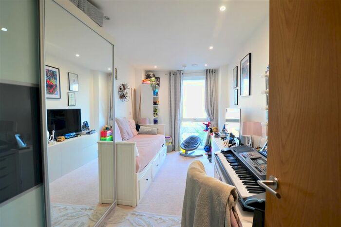 2 Bedroom Flat To Rent In Railway Terrace, Slough, SL2