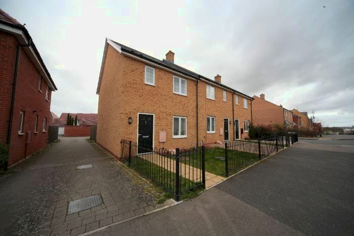 3 Bedroom Semi-Detached House To Rent In Chestnut Avenue, Silsoe, Bedford, MK45