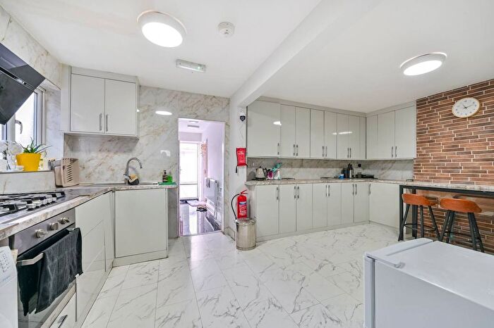 4 Bedroom Semi-detached House To Rent In Cambridge Close, Hounslow, TW4