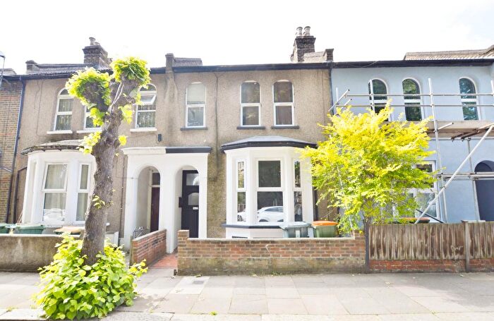 3 Bedroom Flat To Rent In St. Andrew's Road, Plaistow, E13