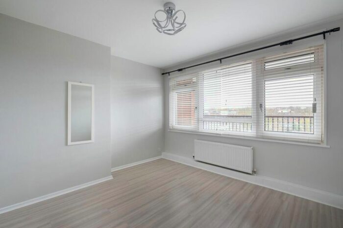 3 Bedroom Flat To Rent In Hydethorpe Road, London, SW12