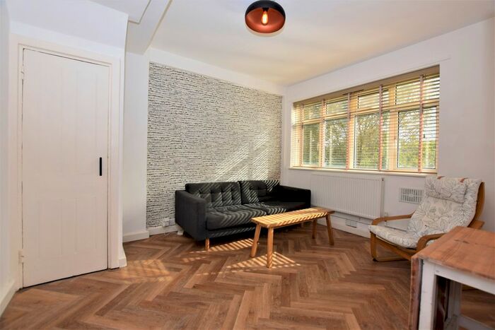 3 Bedroom Maisonette To Rent In Tyers Estate, Bermondsey Street, London, SE1