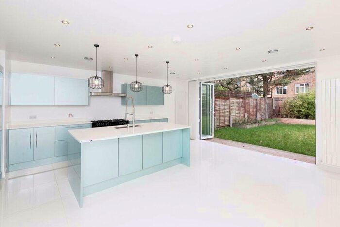 3 Bedroom Property To Rent In Canonbury Park North, Canonbury, N1