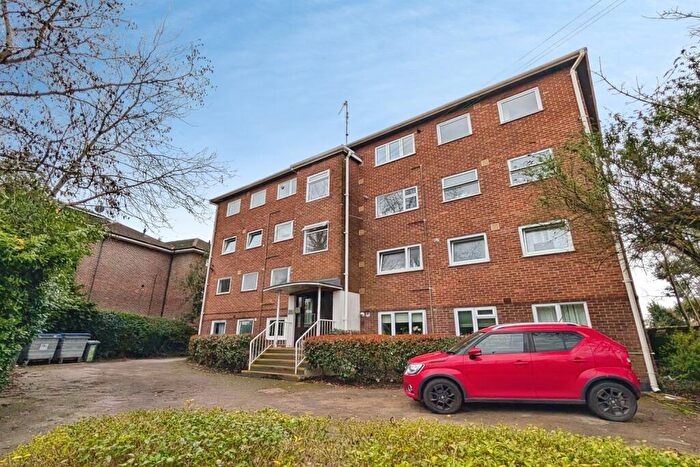 2 Bedroom Flat To Rent In Oakley Road, SO16