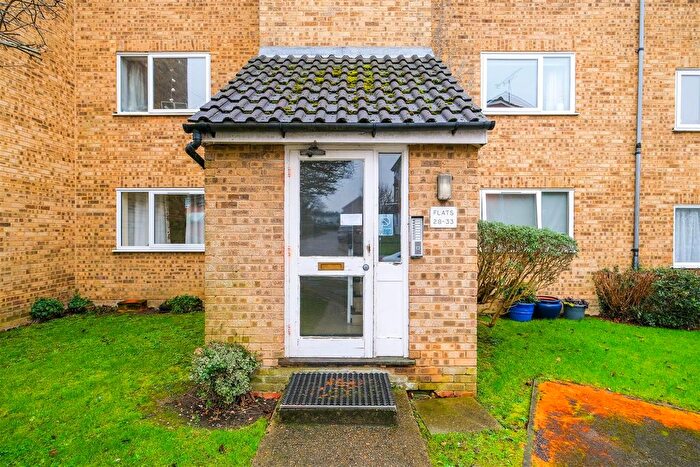 1 Bedroom Flat To Rent In Droveway, Loughton, IG10