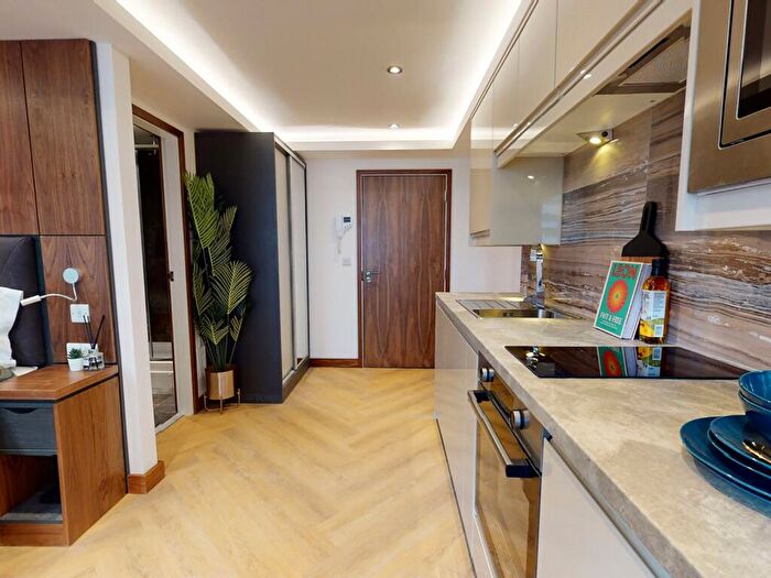 Apartment To Rent In Apt, Live Oasis Piccadilly #, M1