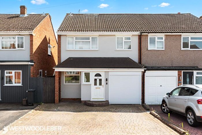 3 Bedroom Semi Detached House For Sale In Ranworth Avenue, Hoddesdon, EN11