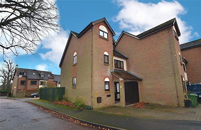 3 Bedroom End Of Terrace House For Sale In Oliver Rise, Alton, Hampshire, GU34