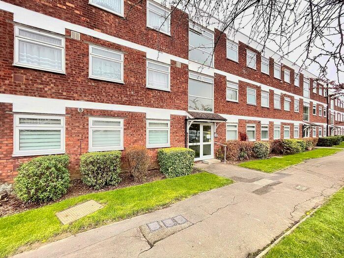 2 Bedroom Flat To Rent In Poplar Way, Ilford IG6