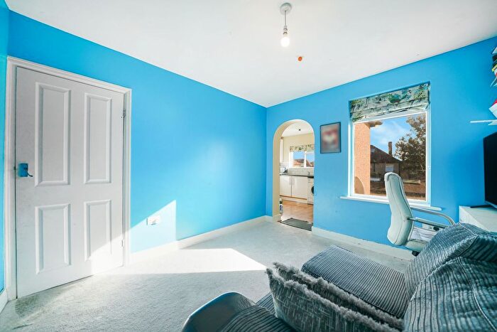 2 Bedroom Flat For Sale In Frederick Crescent, Enfield, EN3