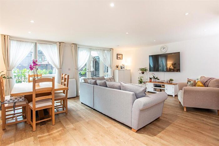 3 Bedroom Flat For Sale In Highland Street, Stratford, E15