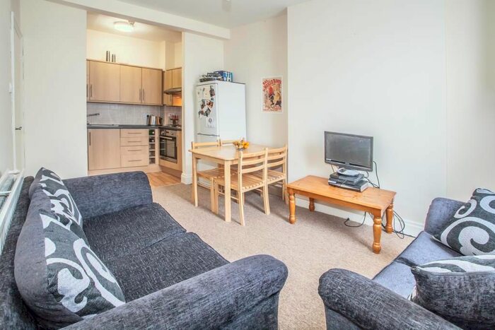2 Bedroom Flat To Rent In Uxbridge Road, Shepherds Bush, London, W12