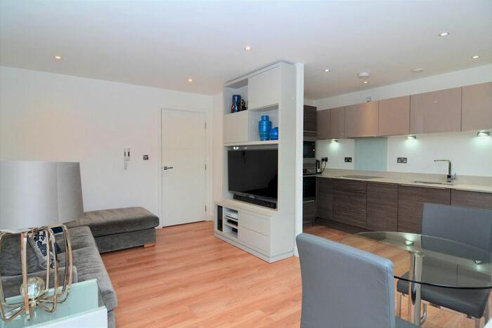 2 Bedroom Flat To Rent In London Road, Twickenham, TW1