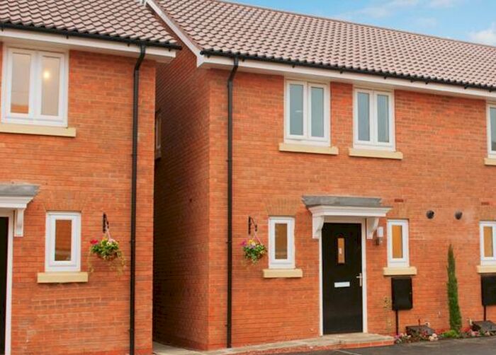 3 Bedroom Semi-Detached House To Rent In Barnard Park, Kingswood, HU7