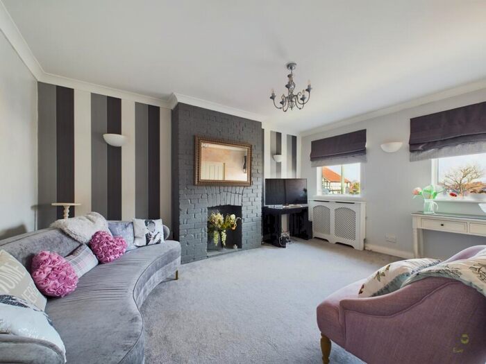 3 Bedroom Maisonette For Sale In Long Lane, Bexleyheath, Kent, DA7