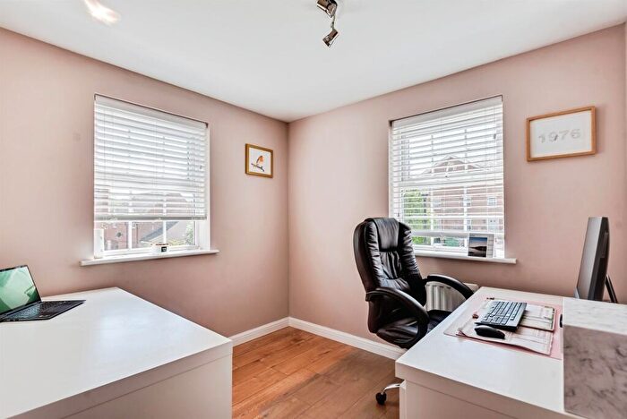 5 Bedroom Detached House For Sale In Chastleton Road, Swindon, SN25