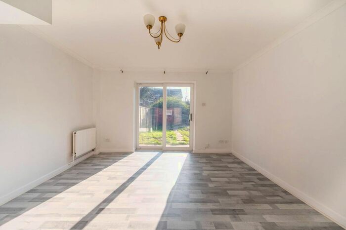 2 Bedroom Flat To Rent In Bignold Road, Stratford, London, E7