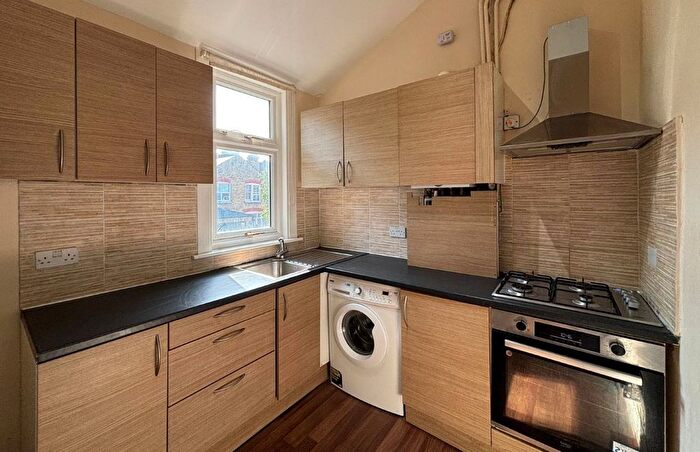 4 Bedroom Flat For Sale In Wheatlands Road, Tooting, London, SW17