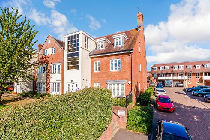 2 Bedroom Flat For Sale In Southbank, Hextable, Swanley, Kent, BR8