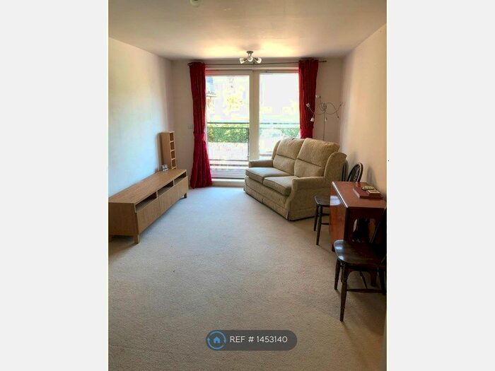 2 Bedroom Flat To Rent In Howlands Court, Crawley, RH10
