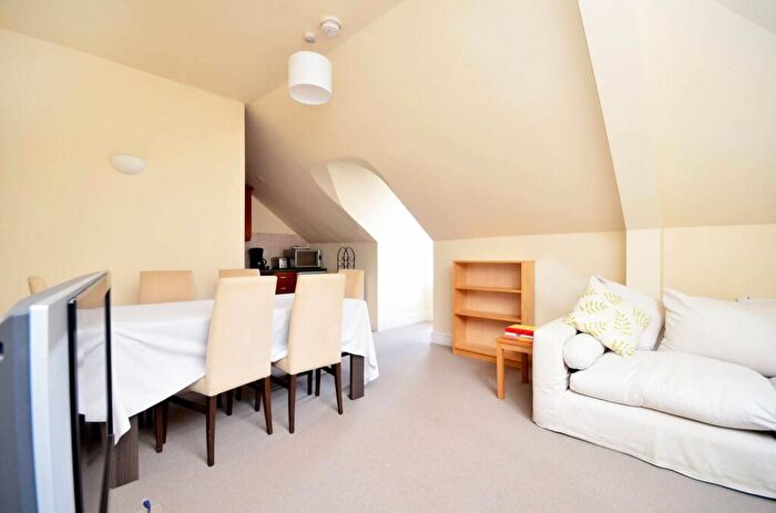 2 Bedroom Flat To Rent In Redcliffe Gardens, Chelsea, London, SW10