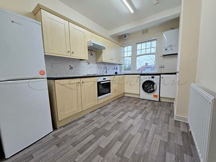 2 Bedroom Flat To Rent In Hainault Court, Forest Rise, E17