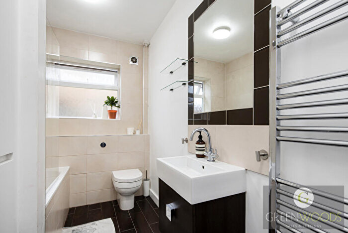 2 Bedroom Flat For Sale In Darby Road, SW14