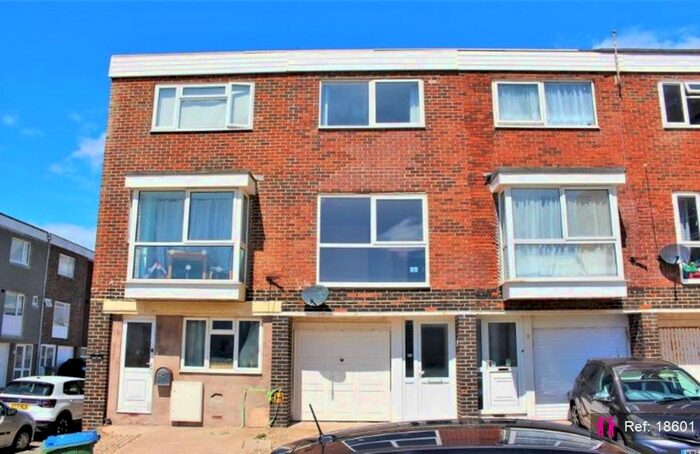 3 Bedroom Town House To Rent In Dane Close, BN25
