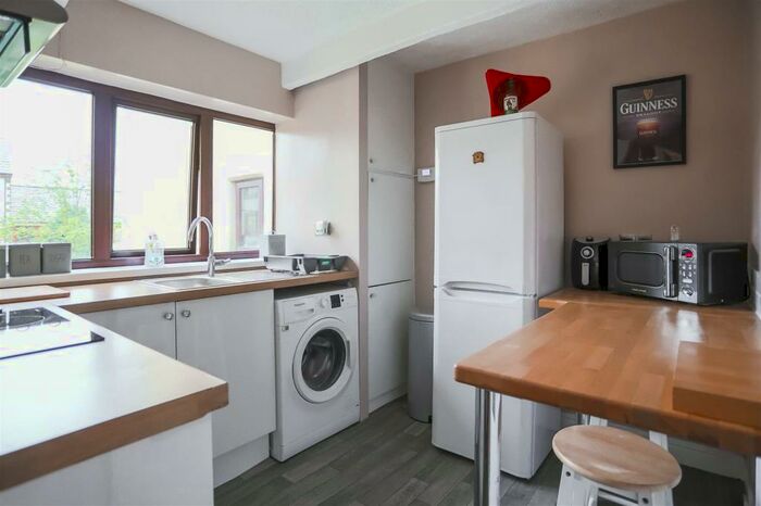 2 Bedroom Flat To Rent In Sizehouse Village, Haslingden, BB4