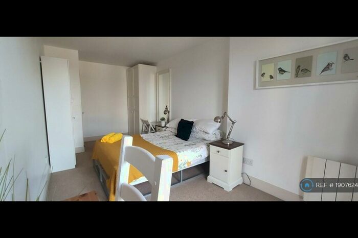 2 Bedroom Flat To Rent In Commercial Road, London, E14