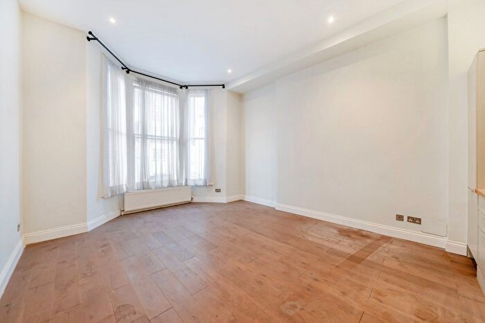 2 Bedroom Flat For Sale In Hatherley Grove, Bayswater, London, W2