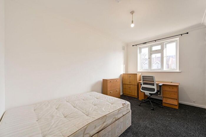 4 Bedroom Flat To Rent In Kings Avenue, Balham, London, SW12