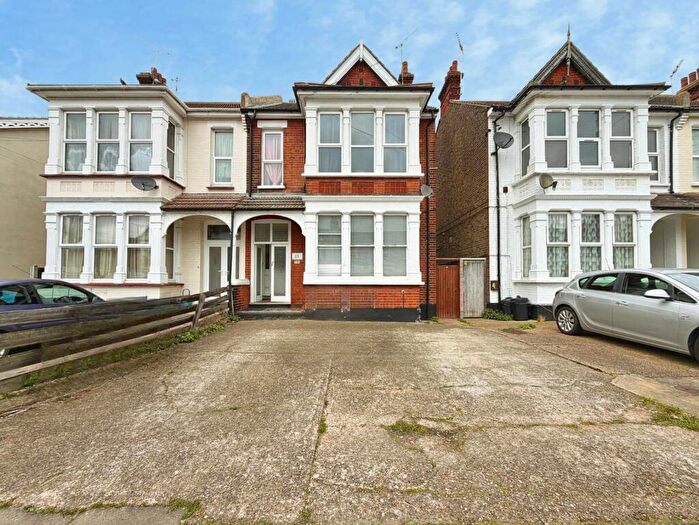 1 Bedroom Apartment For Sale In Kilworth Avenue, Southend-on-Sea, Essex, SS1