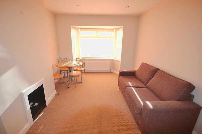 2 Bedroom Flat To Rent In Warren Road, Twickenham, Twickenham, TW2