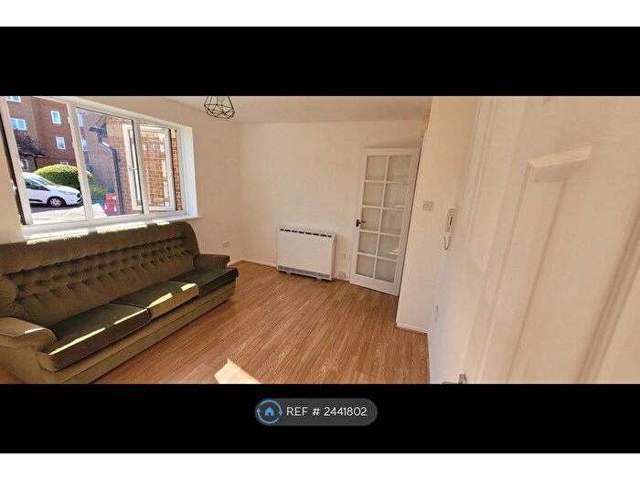 1 Bedroom Flat To Rent In Pioneer Way, Watford, WD18