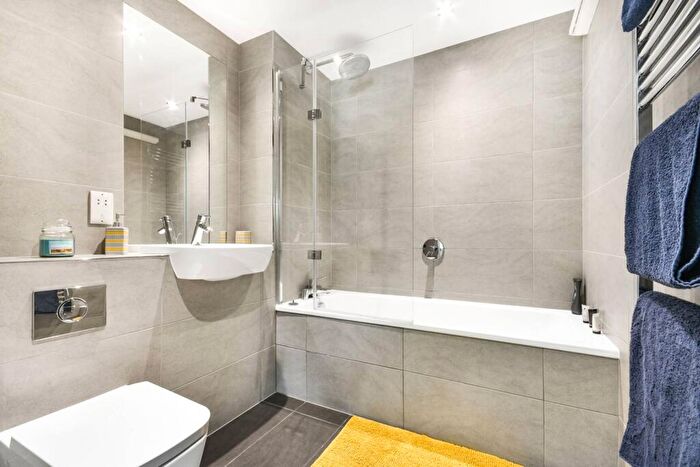 1 Bedroom Flat To Rent In Churchyard Row, Elephant And Castle, London, SE11