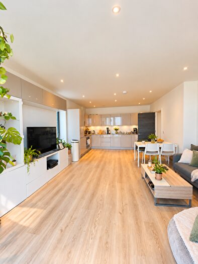 2 Bedroom Flat For Sale In Deauville Close, London, E14