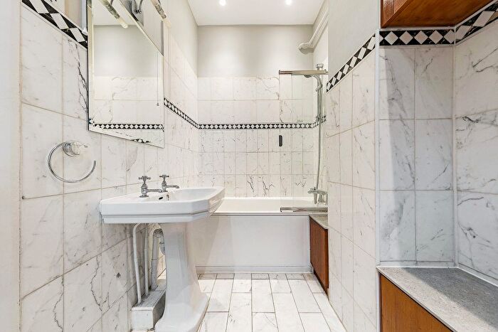 1 Bedroom Flat To Rent In Richmond Hill, Richmond, TW10