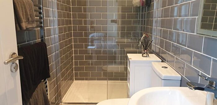 1 Bedroom Flat To Rent In Flat, Monks Road, - Bed, LN2
