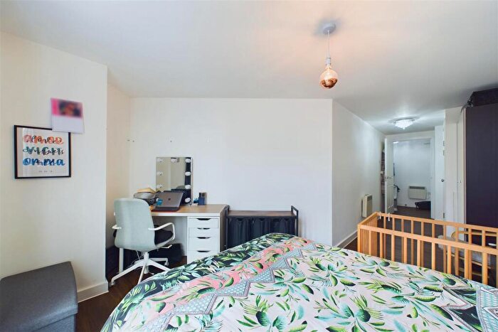 2 Bedroom Flat For Sale In Giverny House, Water Gardens Square, London, SE16