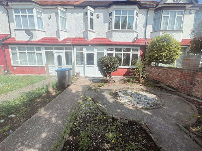 3 Bedroom Semi Detached House To Rent In Dorchester Avenue, Southgate, N13