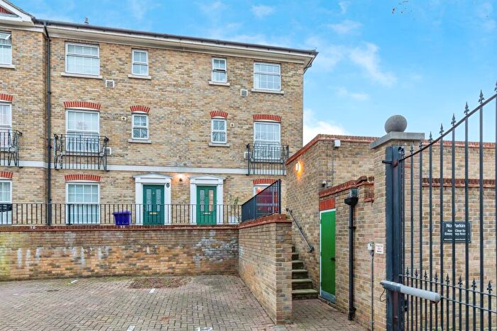 3 Bedroom End Of Terrace House For Sale In Millwood Court, New Road, Chatham, ME4