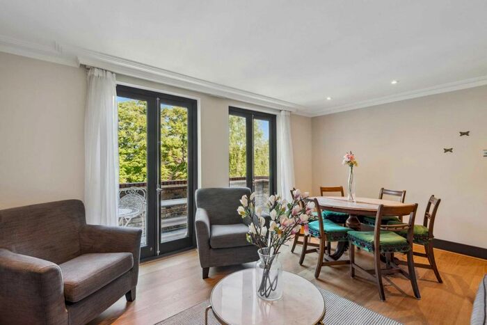 3 Bedroom Flat To Rent In Gledhow Gardens, London, SW5