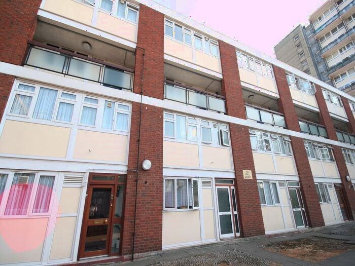 3 Bedroom Maisonette To Rent In Robsart Street, Oval, SW9