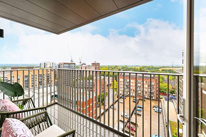 2 Bedroom Flat For Sale In Eden Grove, Southwark, Surrey, TW18