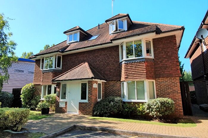 2 Bedroom Flat To Rent In Randalls Road (Off Randalls Park Drive), Leatherhead, KT22