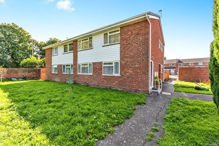 2 Bedroom Maisonette For Sale In Bowater Way, Calmore, Southampton, Hampshire, SO40