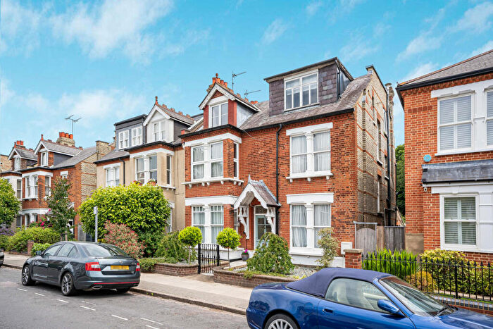7 Bedroom Semi-Detached House For Sale In Ravenscroft Park, Barnet, EN5